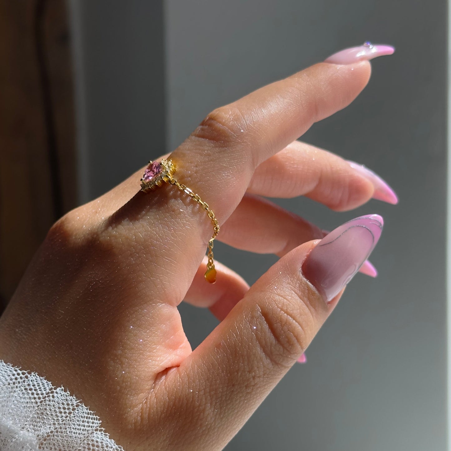Queen of Hearts Chain Ring- Pink
